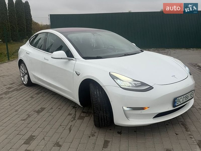 Седан Tesla Model 3 2018 в Львове