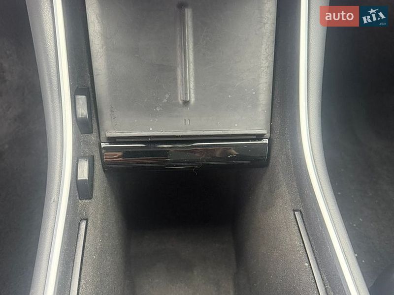 Седан Tesla Model 3 2018 в Львове