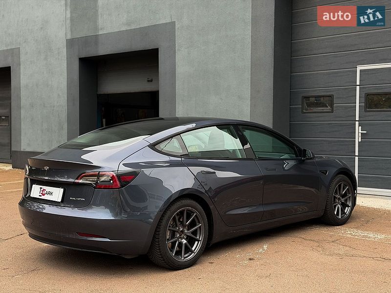 Седан Tesla Model 3 2021 в Києві