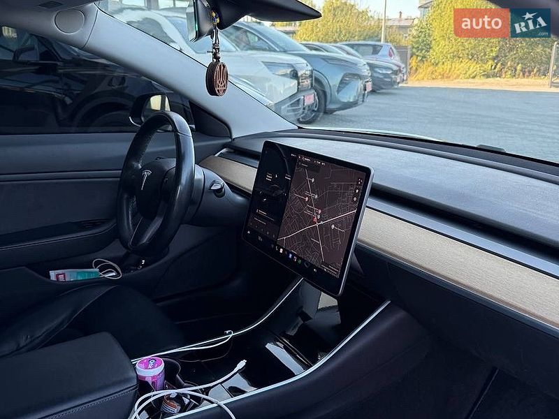 Седан Tesla Model 3 2019 в Львові