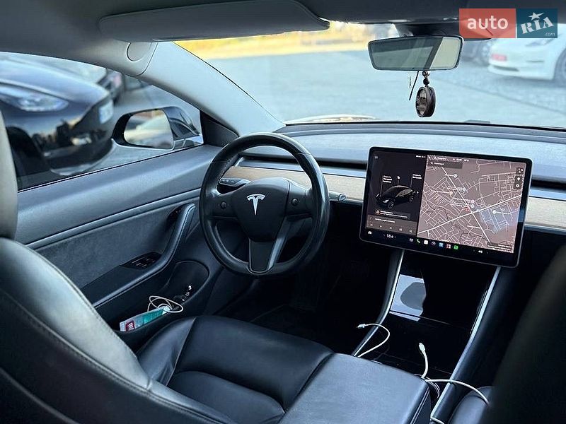 Седан Tesla Model 3 2019 в Львові