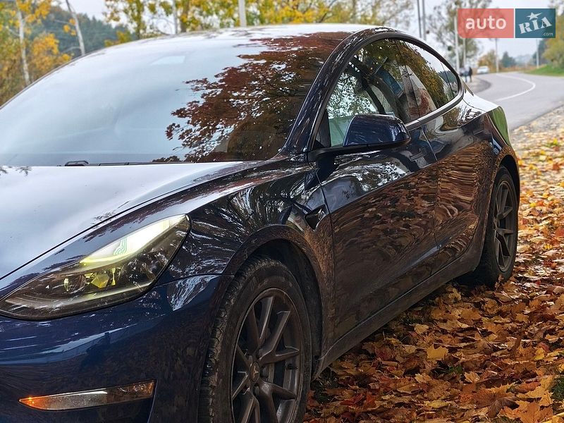 Седан Tesla Model 3 2021 в Львове