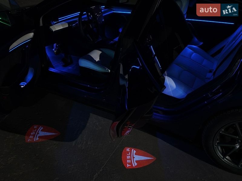 Седан Tesla Model 3 2021 в Львове
