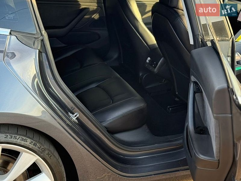 Седан Tesla Model 3 2018 в Ровно