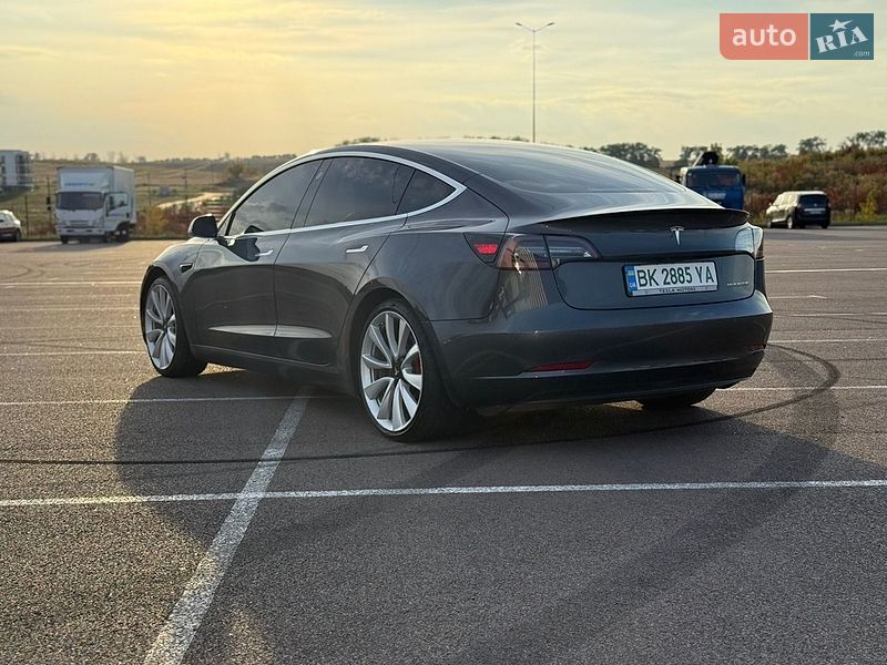 Седан Tesla Model 3 2018 в Ровно