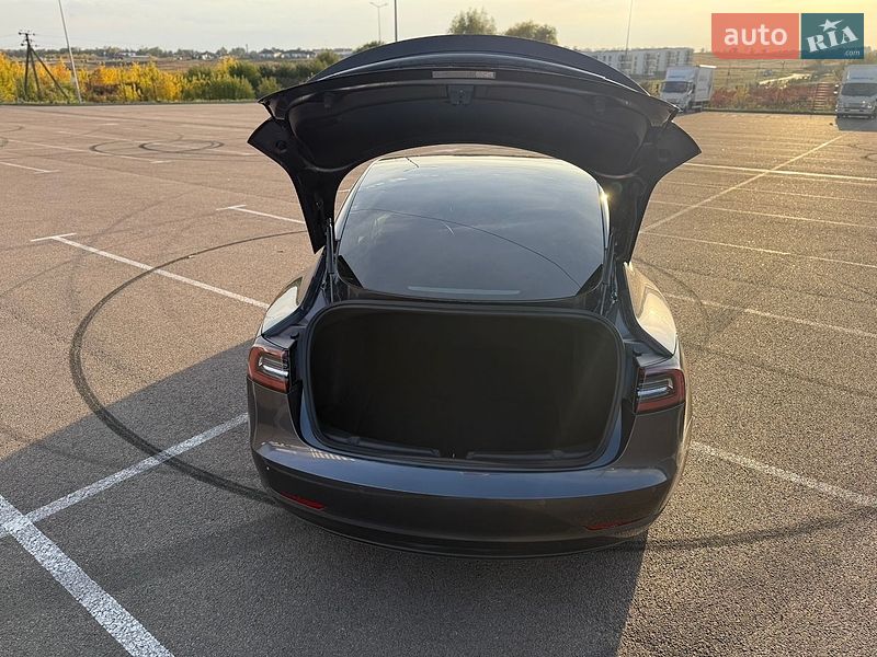 Седан Tesla Model 3 2018 в Ровно