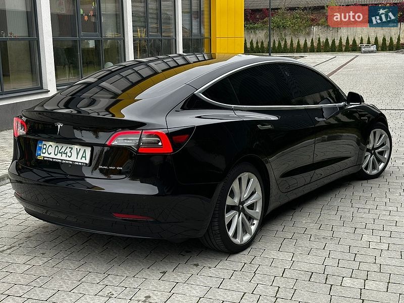 Седан Tesla Model 3 2018 в Львове