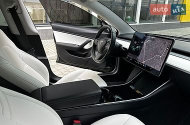 Седан Tesla Model 3 2018 в Львове