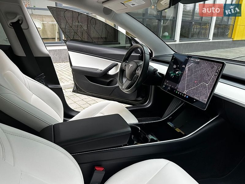 Седан Tesla Model 3 2018 в Львове