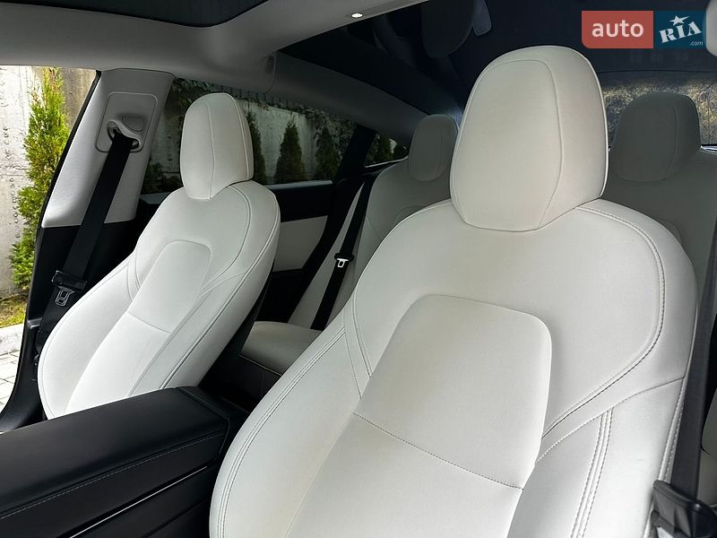 Седан Tesla Model 3 2018 в Львове