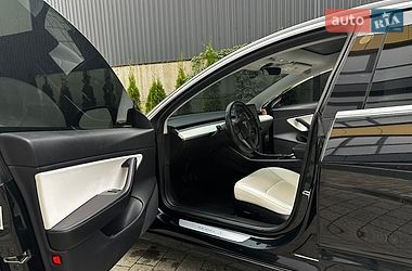 Седан Tesla Model 3 2018 в Львове