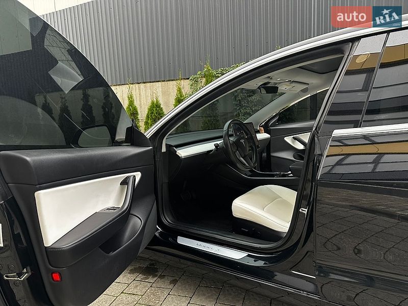 Седан Tesla Model 3 2018 в Львове