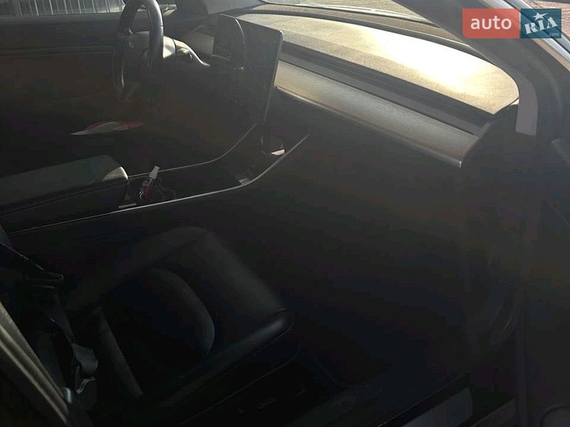 Седан Tesla Model 3 2018 в Львові