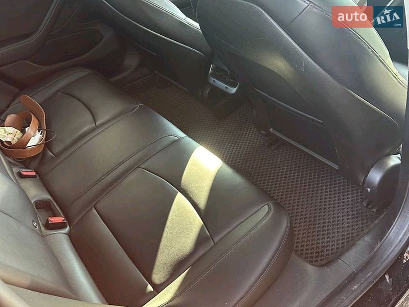 Седан Tesla Model 3 2018 в Львові