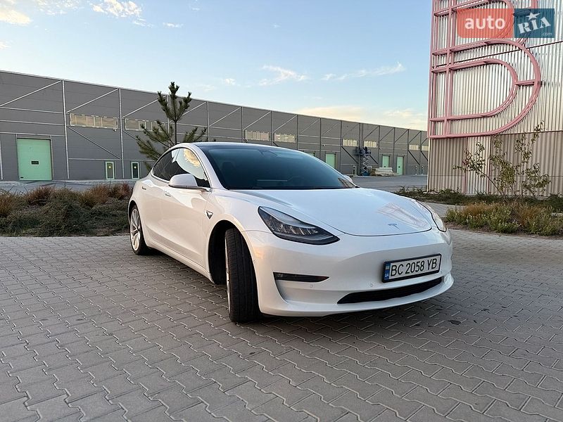 Седан Tesla Model 3 2018 в Львові