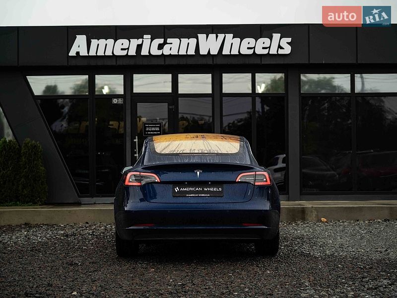 Седан Tesla Model 3 2018 в Черновцах