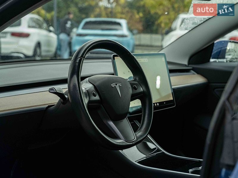 Седан Tesla Model 3 2018 в Черновцах