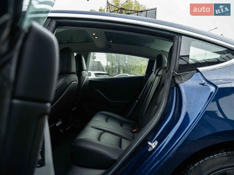 Седан Tesla Model 3 2018 в Черновцах
