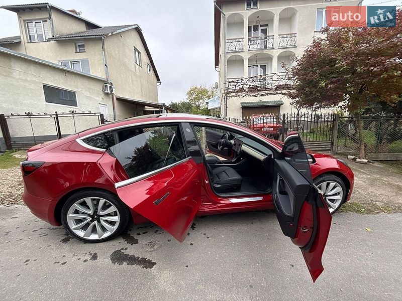 Седан Tesla Model 3 2019 в Трускавце