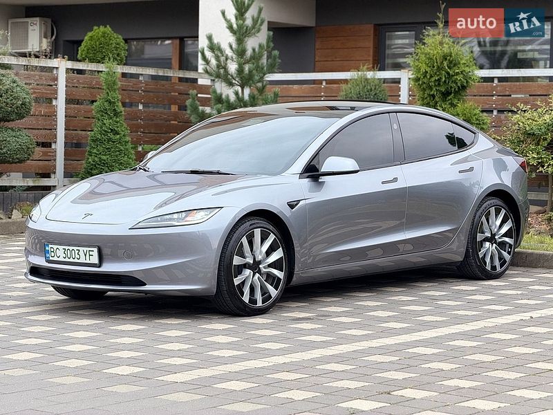 Седан Tesla Model 3 2025 в Стрию