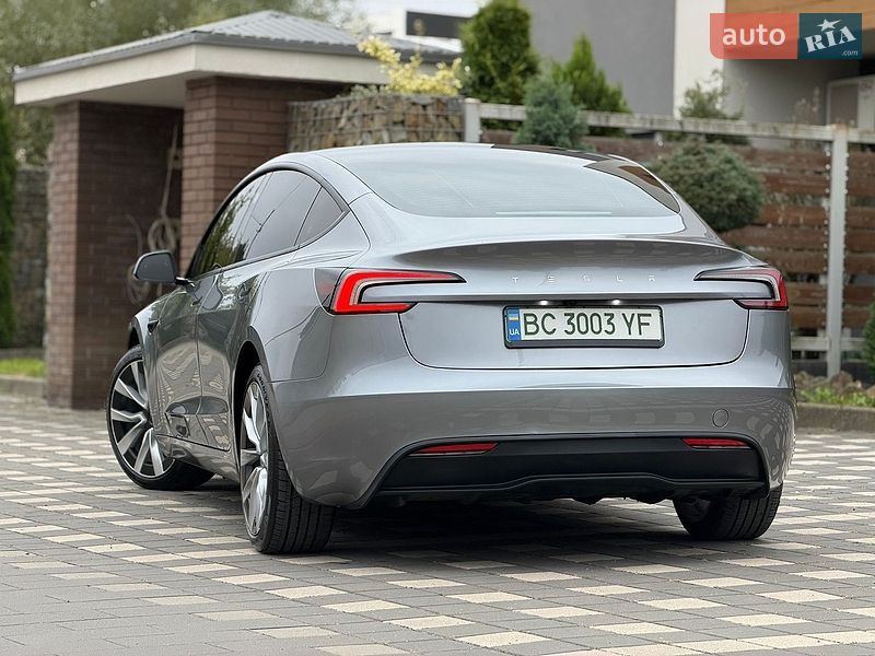 Седан Tesla Model 3 2025 в Стрию