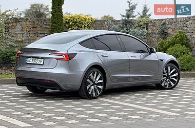 Седан Tesla Model 3 2025 в Стрию