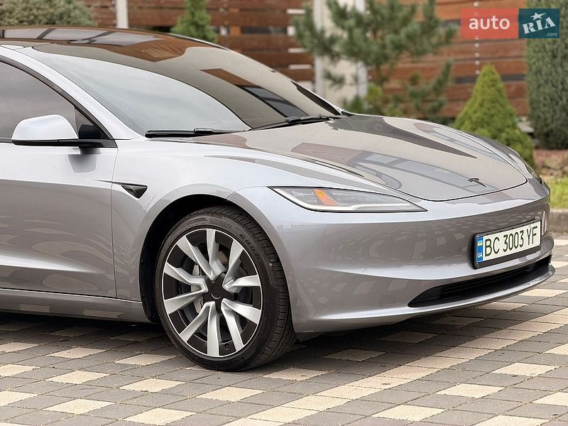 Седан Tesla Model 3 2025 в Стрию