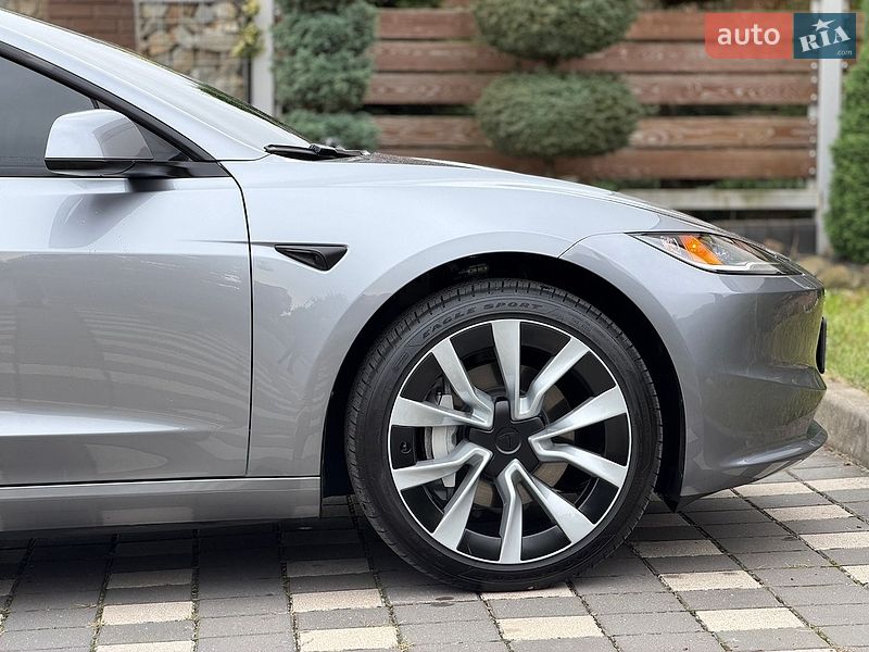 Седан Tesla Model 3 2025 в Стрию