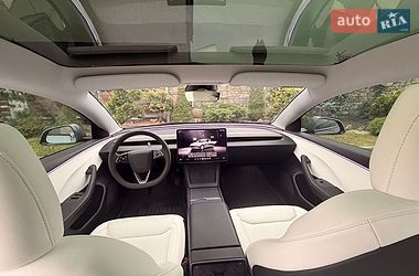 Седан Tesla Model 3 2025 в Стрию