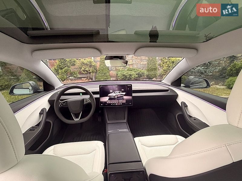 Седан Tesla Model 3 2025 в Стрию