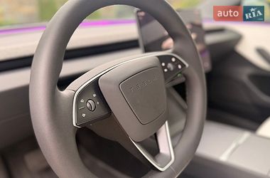 Седан Tesla Model 3 2025 в Стрию