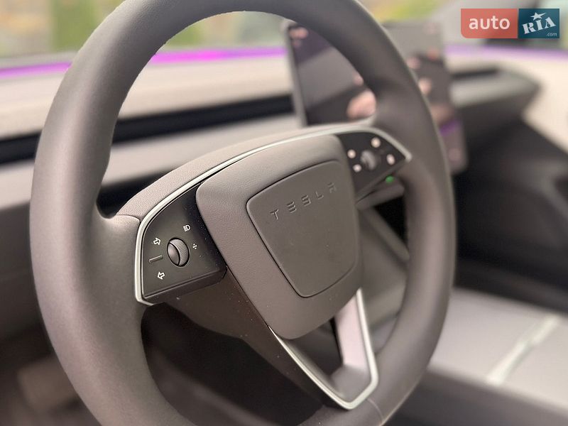 Седан Tesla Model 3 2025 в Стрию