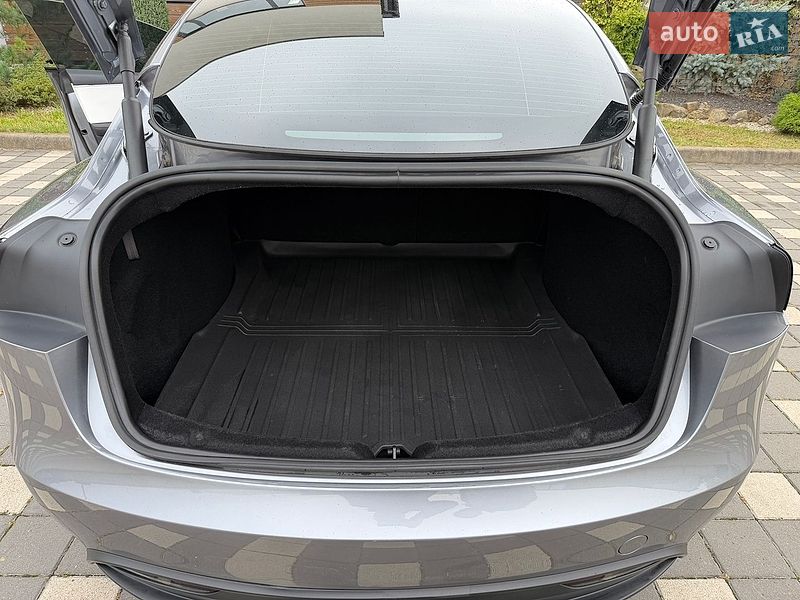 Седан Tesla Model 3 2025 в Стрию