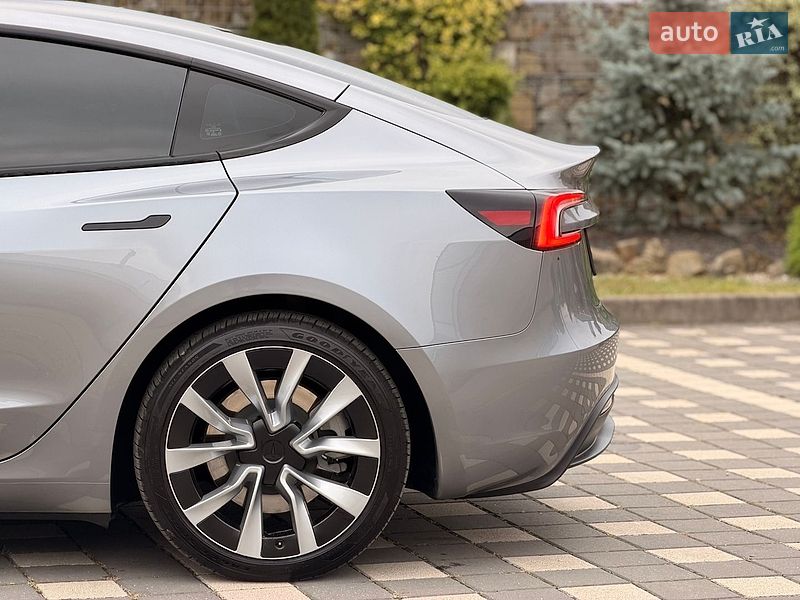 Седан Tesla Model 3 2025 в Стрию