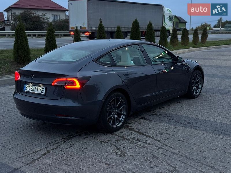 Седан Tesla Model 3 2022 в Львове