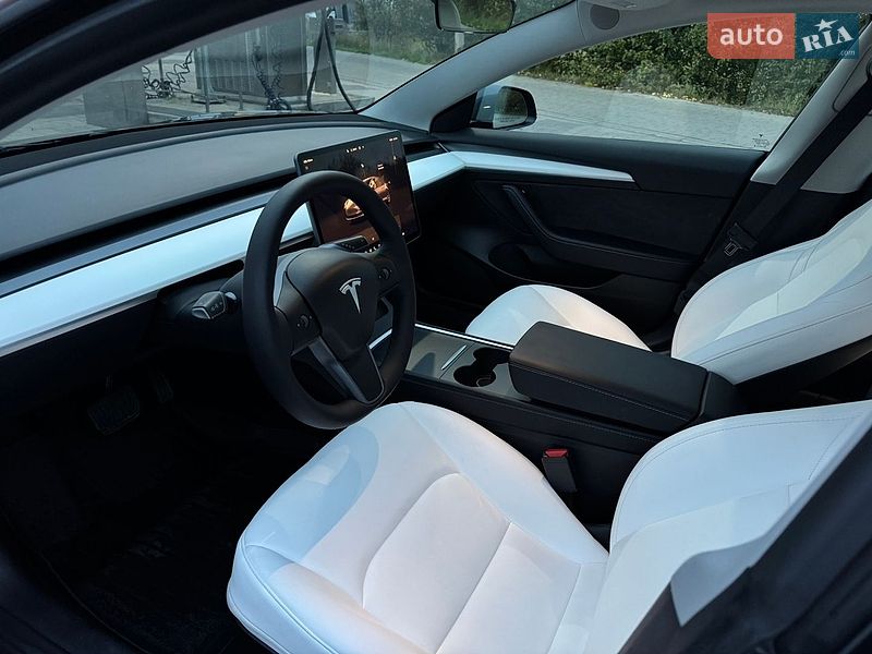 Седан Tesla Model 3 2022 в Львове