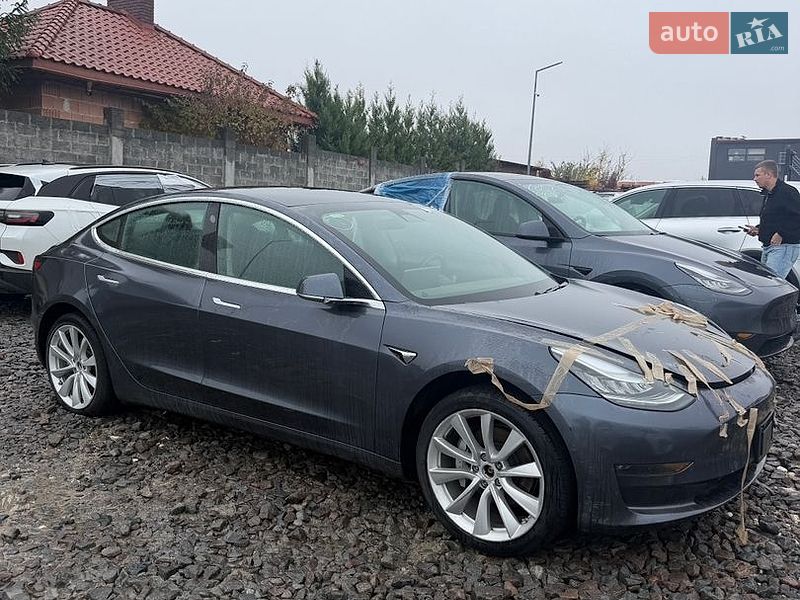 Седан Tesla Model 3 2019 в Львові