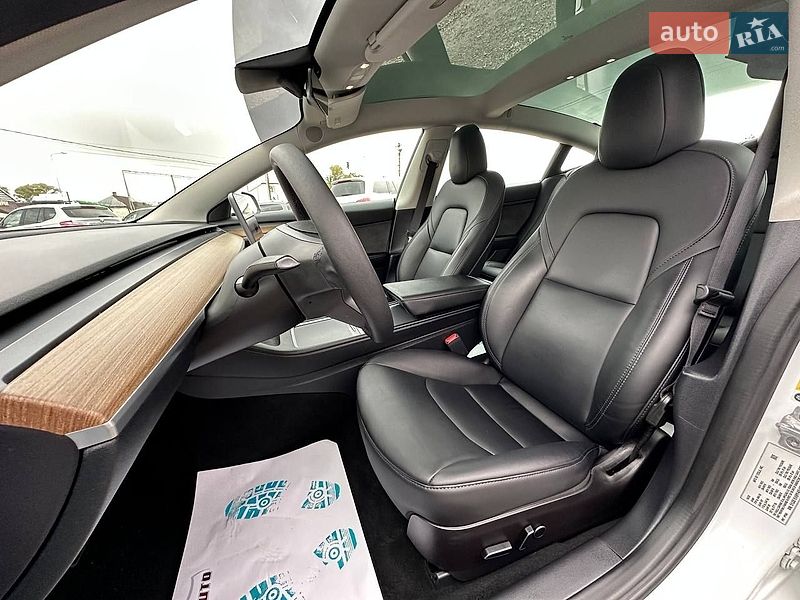 Седан Tesla Model 3 2023 в Львові