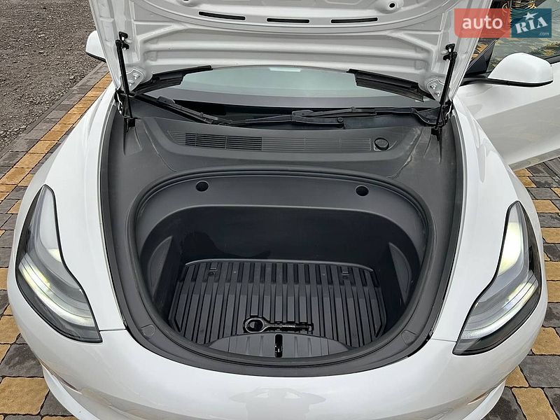 Седан Tesla Model 3 2023 в Львові