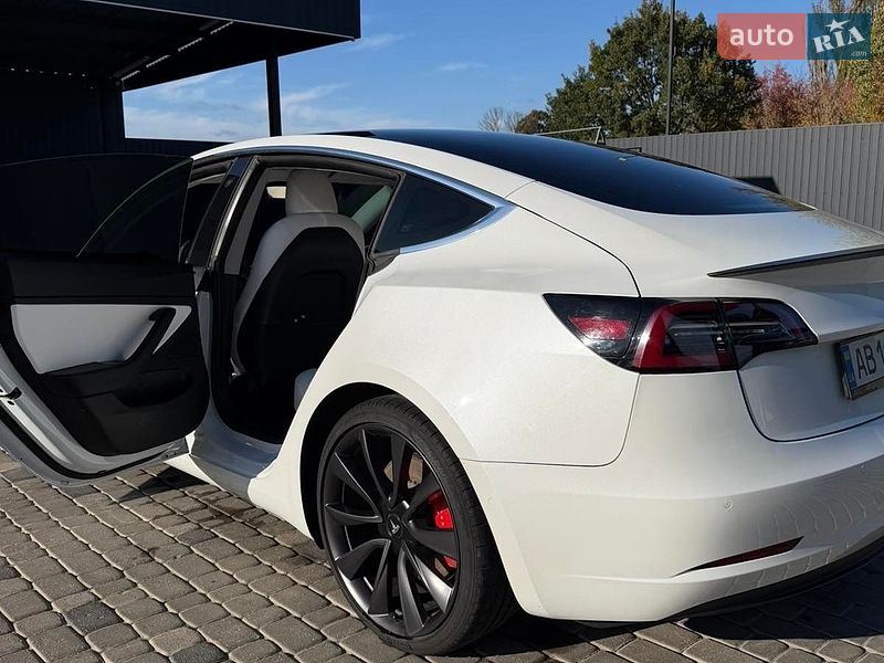 Седан Tesla Model 3 2019 в Виннице