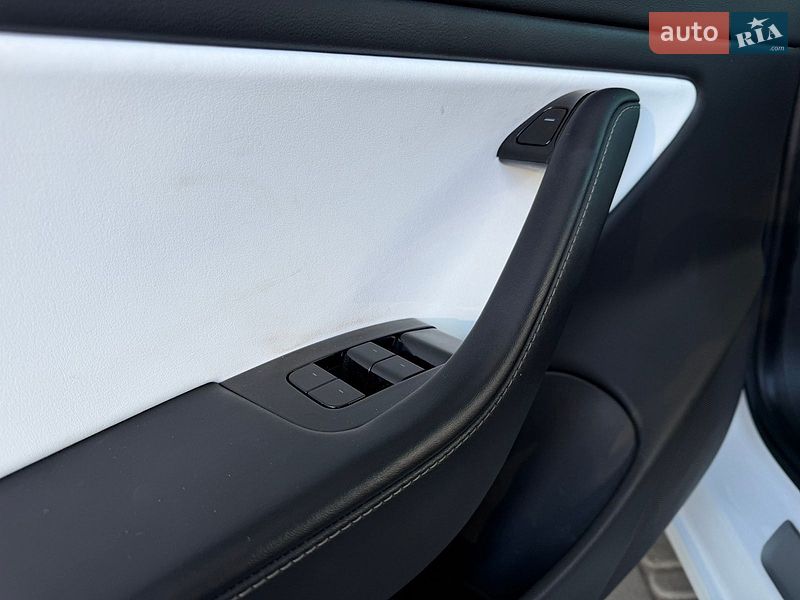 Седан Tesla Model 3 2019 в Виннице