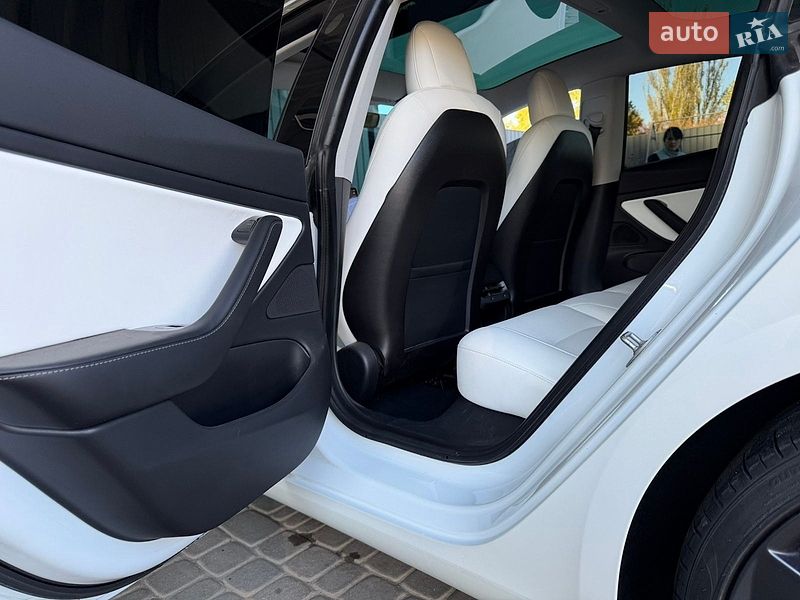 Седан Tesla Model 3 2019 в Виннице