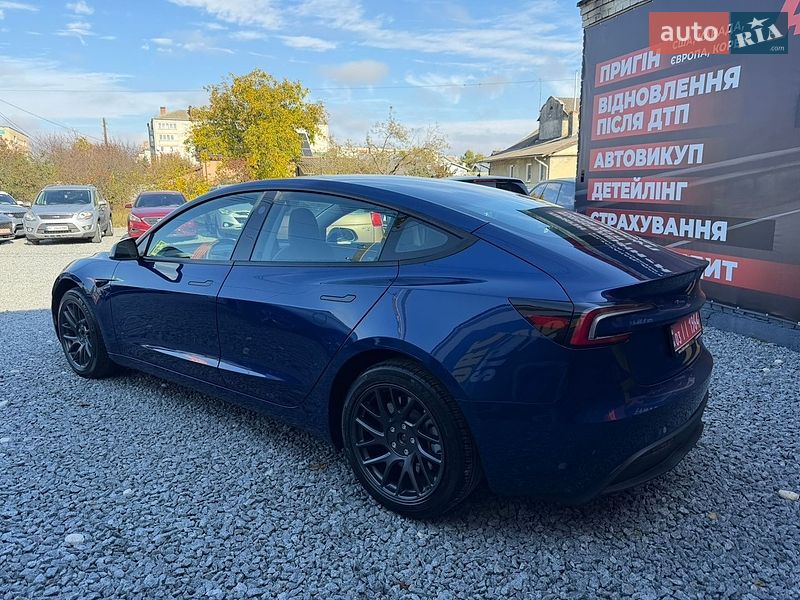 Седан Tesla Model 3 2025 в Стрию