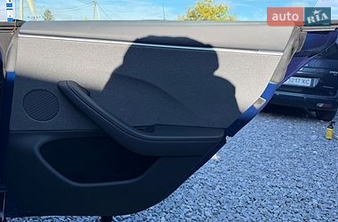Седан Tesla Model 3 2025 в Стрию