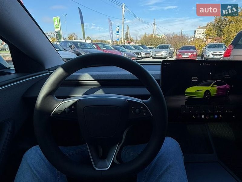 Седан Tesla Model 3 2025 в Стрию