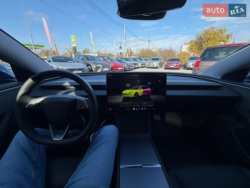 Седан Tesla Model 3 2025 в Стрию