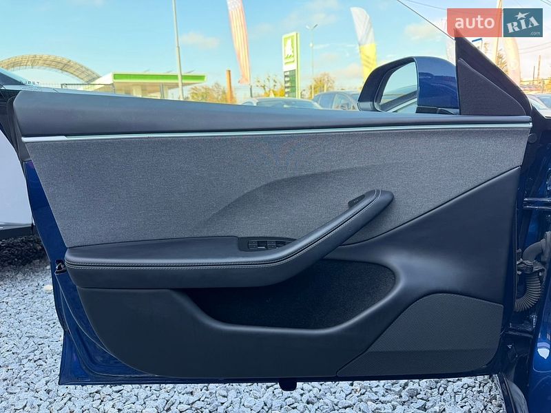 Седан Tesla Model 3 2025 в Стрию