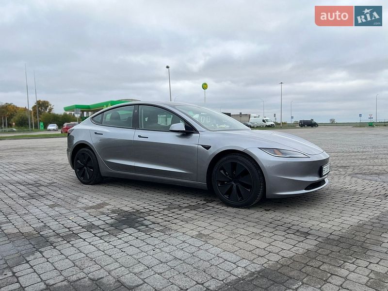Седан Tesla Model 3 2025 в Радивилове