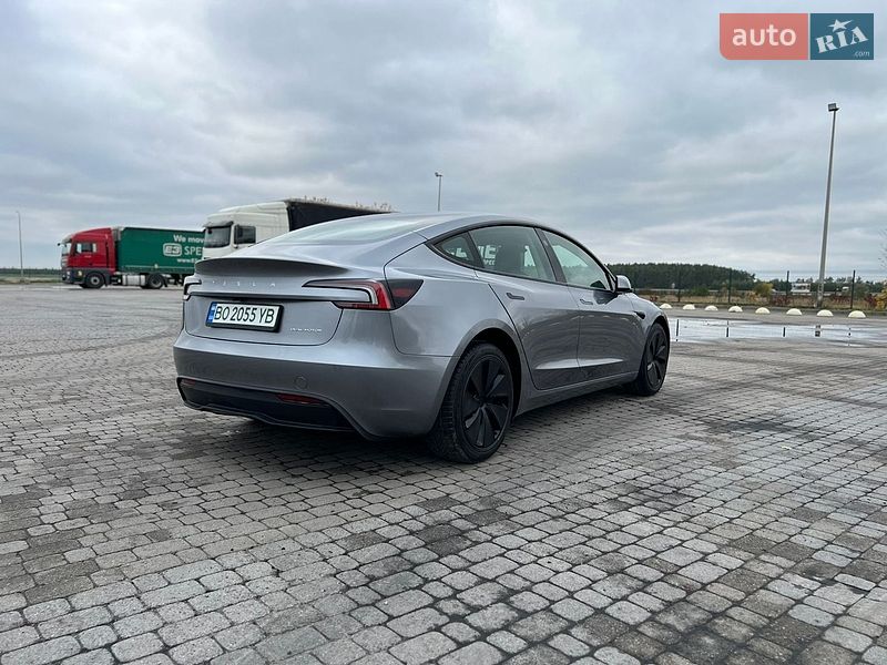 Седан Tesla Model 3 2025 в Радивилове