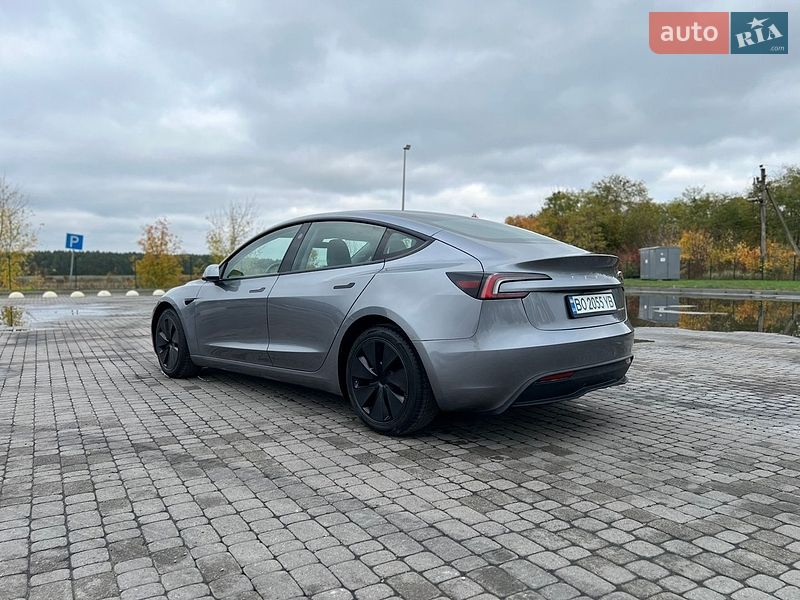 Седан Tesla Model 3 2025 в Радивилове